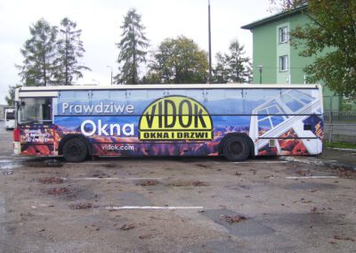 Reklama na autokarze.
