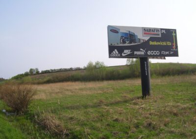 Tablica reklamowa na polu.