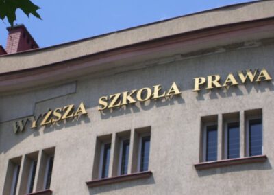 Reklama przestrzenna na murze.