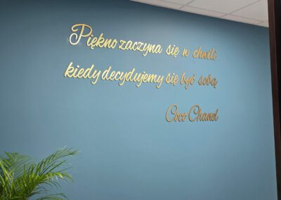 reklama na ścianie pisany tekst.