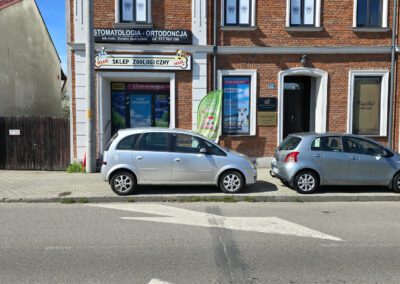 Reklama zewnętrzna na sklepie.