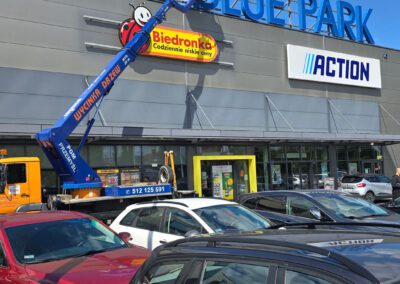 Montaż reklamy na podnośniku koszowym.