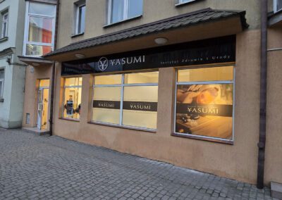 Reklama na drzwiach.