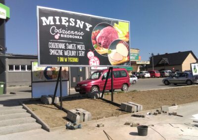 tablica reklamowa na wspornikach.