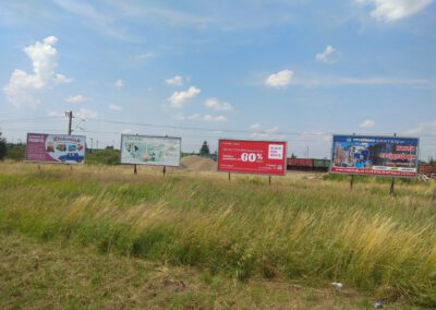 Tablice reklamowe przy ulicy.