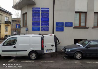 Reklama informacyjna na budynku .