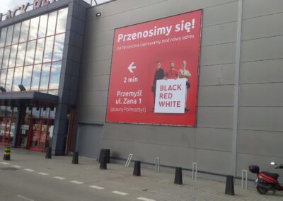 Baner na ścianie.