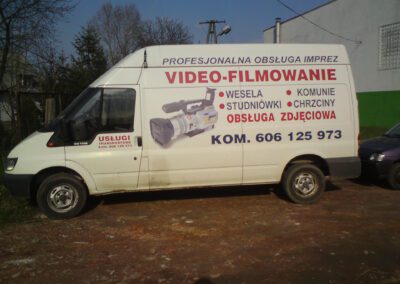 Reklama na samochodzie.