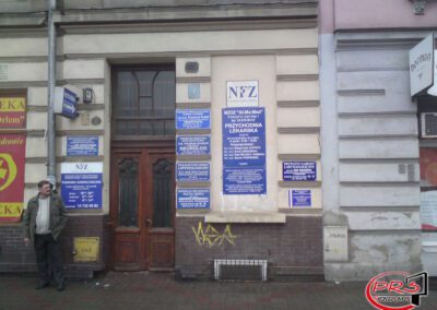 Reklama przy drzwiach.